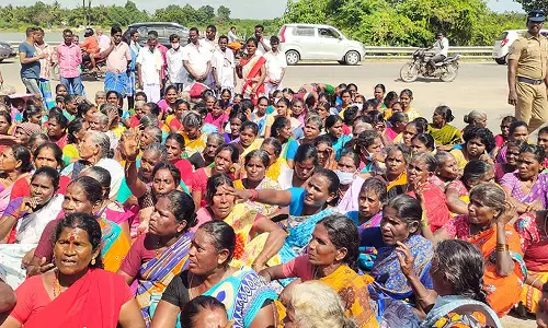 குப்பை கிடங்கு அமைக்க  கிராம மக்கள் கடும் எதிர்ப்பு- கலெக்டர் அலுவலகத்தை முற்றுகையிட்டு போராட்டம்