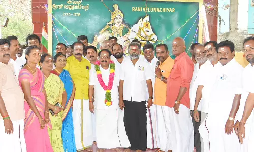 வேலுநாச்சியார் சிலைக்கு நகரசபை தலைவர் மரியாதை