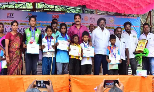 சிலம்ப போட்டியில் வெற்றிபெற்ற  வீரர்களுக்கு பரிசளிப்பு