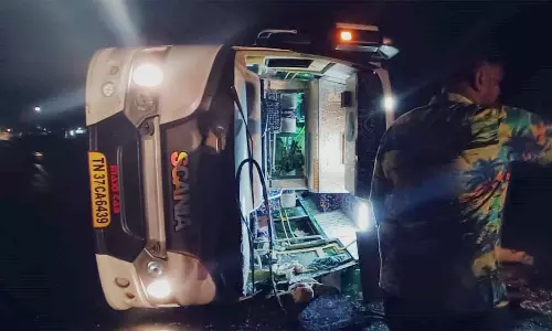 வேன் கவிழ்ந்து பெண்கள் உள்பட 16 பேர் படுகாயம்