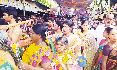 கழுகாசலமூர்த்தி கோவிலில் மலர்க்காவடி பூச்சொரிதல் விழா ஊர்வலம்