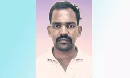 அரசு பெண் அலுவலரிடம் நகை பறிப்பு