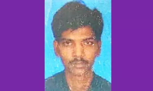 லாரி மோதி தனியார் நிறுவன ஊழியர் பலி