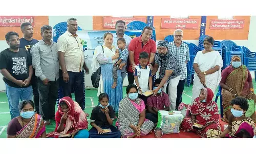 ஆதரவற்றோர் இல்லத்தில் உணவு