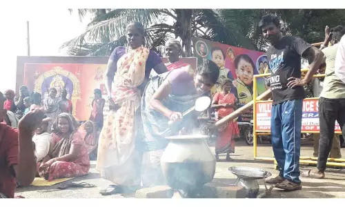 இலவச மனைப்பட்டா கோரி கஞ்சி காய்ச்சி போராட்டம்