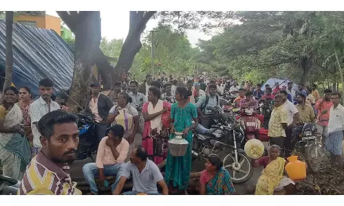 காலி குடங்களுடன் கிராம மக்கள் சாலை மறியல்