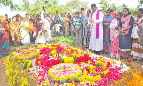 இன்று 18-வது ஆண்டு நினைவு தினம் - சுனாமி நினைவு ஸ்தூபிகளில் மலர் தூவி அஞ்சலி - குமரி கடற்கரை கிராமங்களில் மவுன ஊர்வலம்-திருப்பலியில் ஏராளமானோர் பங்கேற்பு