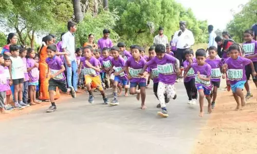 நீலகிரி மாவட்ட காவல் துறை சாா்பில் போதைப் பொருள் ஒழிப்பு விழிப்புணா்வு மாரத்தான்