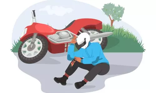 வாகனம் மோதி முதியவர் படுகாயம் 