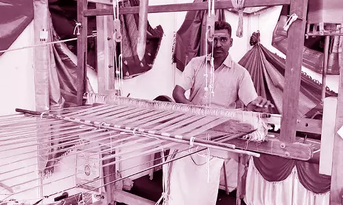 காஞ்சிபுரம் புத்தக திருவிழாவில் பார்வையாளர்களை கவரும் பட்டு கைத்தறிக்கூடம்