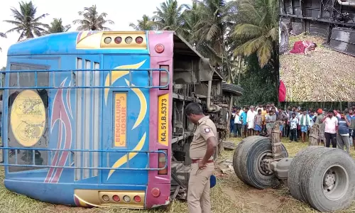 கெலமங்கலம் அருகேதனியார் பஸ் வயலில் கவிழ்ந்து பெண் பலி