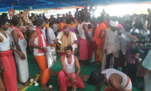 கனகதாசர் ஜெயந்தி விழாவையொட்டி தலையில் தேங்காய் உடைத்து வழிபாடு