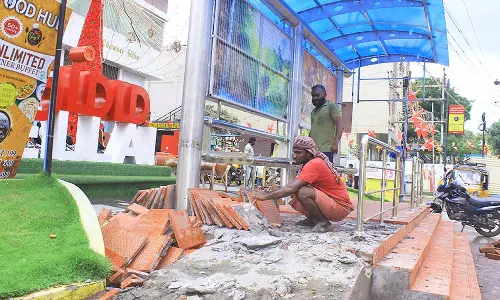 நெல்லை வண்ணார்பேட்டையில் திறப்பு விழா காண்பதற்கு முன்பு இடிக்கப்பட்ட நிழற்குடை