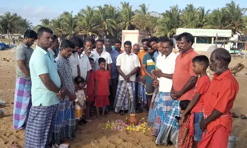 பழவேற்காட்டில் சுனாமியால் பலியானவர்களுக்கு பொதுமக்கள் அஞ்சலி