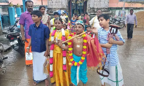 காஞ்சிபுரத்தில் தினமும் அதிகாலையில் மார்கழி பஜனை பாடி ஊர்வலமாக செல்லும் சிறுவர்-சிறுமிகள்