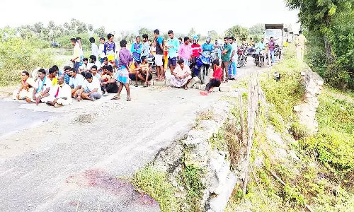 ஏரிகரை தடுப்பு சுவரில் பைக் மோதி வாலிபர் பலி