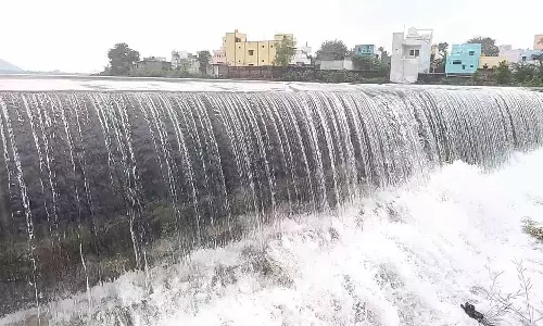 பெரிய ஏரி தண்ணீரை சேமிக்க வேண்டும்