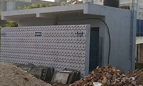 ஸ்தலசயன பெருமாள் கோவில் பக்தர்கள் கழிப்பறை செல்ல கிரில் ஏறி குதிக்கும் நிலைமை