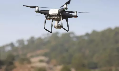 பாகிஸ்தான் அனுப்பிய டிரோனை சுட்டு வீழ்த்திய இந்திய ராணுவ வீரர்கள்