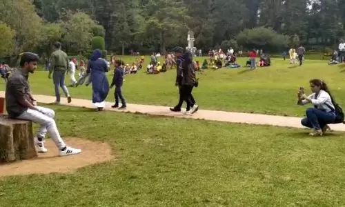 ஊட்டியில் குவிந்த சுற்றுலா பயணிகள்- சுற்றுலா தலங்களை கண்டு ரசித்தனர்