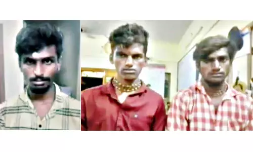 திருடிய பணத்தில் புது மோட்டார் சைக்கிள் - வாட்ஸ்அப் ஸ்டேட்டசால் சிக்கிய வாலிபர்கள்