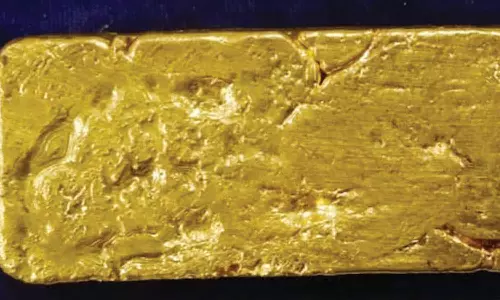 சார்ஜாவில் இருந்து திருச்சிக்கு விமானத்தில் கடத்தி வந்த ரூ.46 லட்சம் மதிப்புள்ள 846 கிராம் தங்கம் பறிமுதல்