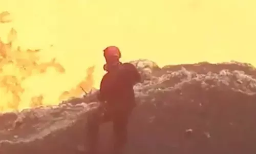 வெடித்து சிதறும் எரிமலை குழம்பின் அருகில் பயமின்றி நிற்கும் மனிதர்- வைரலான வீடியோ