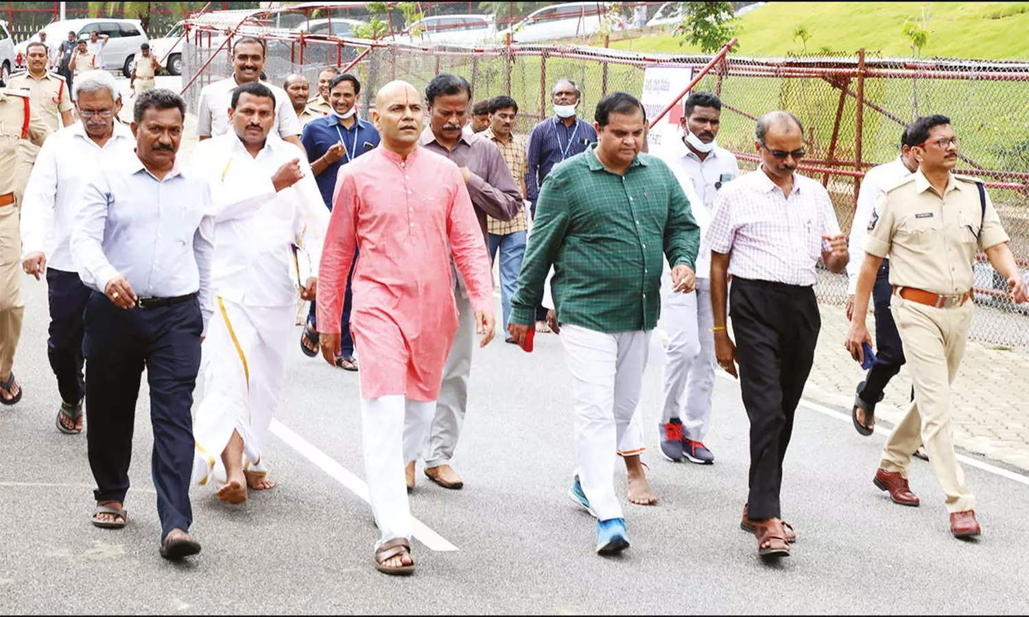 திருப்பதி: தரிசன டிக்கெட், டோக்கன் பெற்ற பக்தர்கள் மட்டுமே சொர்க்கவாசல் வழியாக அனுமதி திருப்பதி: தரிசன டிக்கெட், டோக்கன் பெற்ற பக்தர்கள் மட்டுமே சொர்க்கவாசல் வழியாக அனுமதி