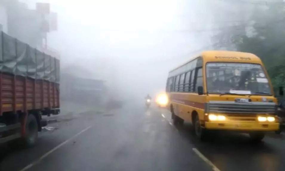 நீலகிரியில் கடும் பனிமூட்டம்- பொதுமக்களின் இயல்பு வாழ்க்கை பாதிப்பு நீலகிரியில் கடும் பனிமூட்டம்- பொதுமக்களின் இயல்பு வாழ்க்கை பாதிப்பு