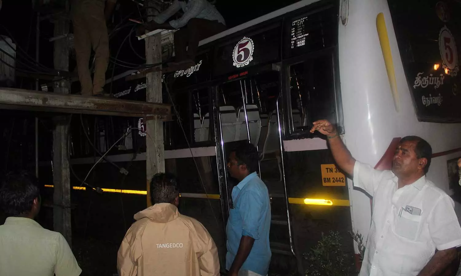 டிரான்ஸ்பார்மரின் பக்கவாட்டில் மோதிய  தனியார் பஸ்