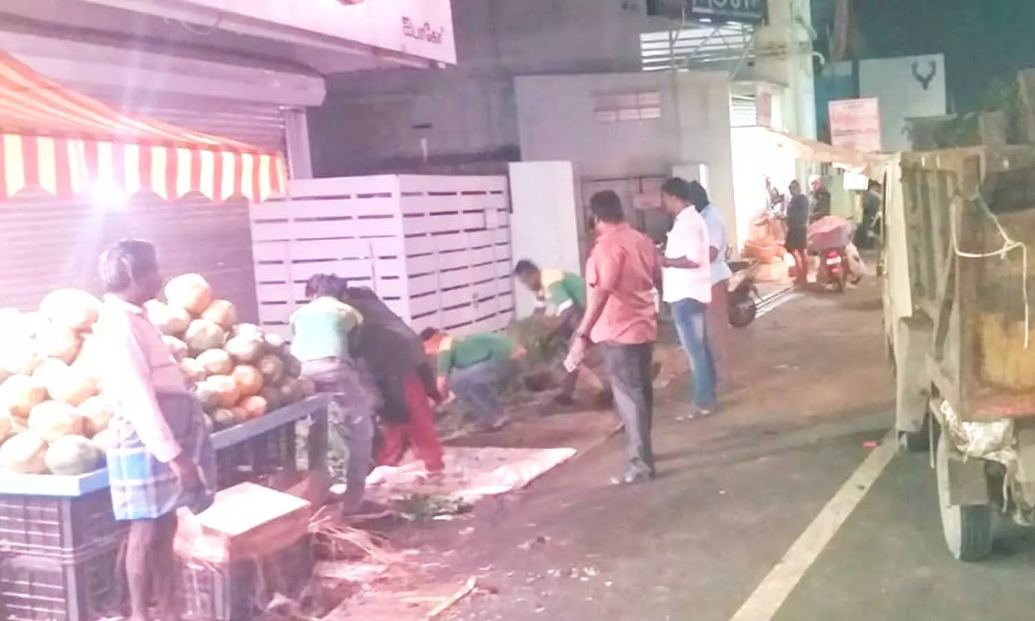 திருப்பூரில் அதிகாரிகளுடன் வியாபாரிகள் வாக்குவாதம்-பரபரப்பு திருப்பூரில் அதிகாரிகளுடன் வியாபாரிகள் வாக்குவாதம்-பரபரப்பு