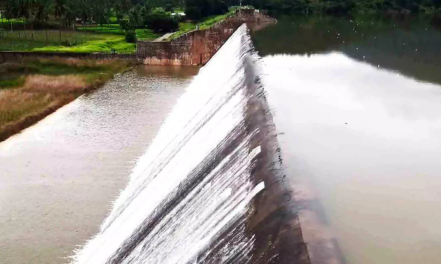 வரட்டாறு அணை நிரம்பியுள்ளதால்   ஏரிகளில் உபரி நீரை சேமிக்க விவசாயிகள் வலியுறுத்தல்