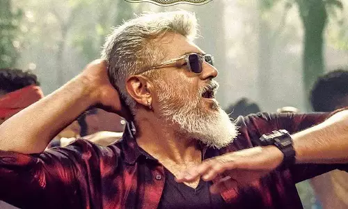 துணிவு நாள்: விமானத்தில் இருந்து குதித்து துணிவு பேனரை பறக்கவிட்ட வீரர்கள்