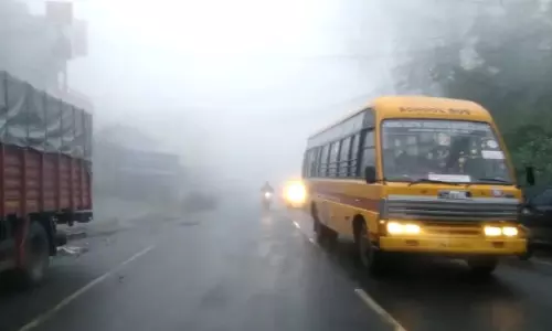 நீலகிரியில் கடும் பனிமூட்டம்- பொதுமக்கள் இயல்பு வாழ்க்கை பாதிப்பு