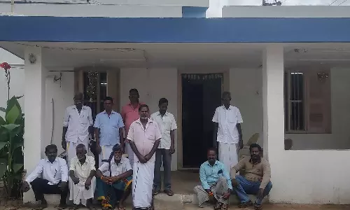 பொதுப்பணித்துறை அலுவலகத்தில் காத்திருப்பு போராட்டம் நடத்திய விவசாயிகள்