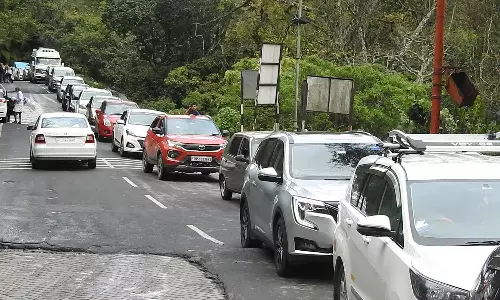 கொடைக்கானலில் இடைவிடாத மழையிலும் சுற்றுலா பயணிகள் கூட்டம் அலைமோதல்  தொடர் மின்தடையால் தவிப்பு