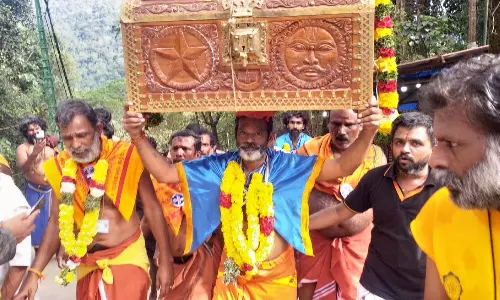 சபரிமலை ஐயப்பன் கோவிலில் தங்க அங்கி பெட்டியை சுமந்து சென்ற திண்டுக்கல் பக்தர்