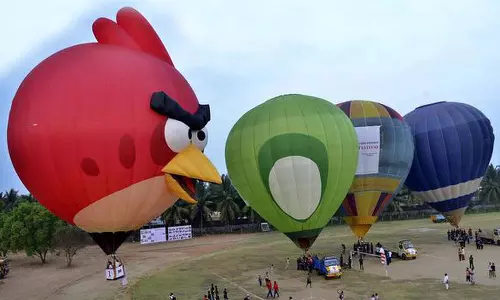 பொள்ளாச்சியில் மக்களை கவரும் பலூன் திருவிழா- குழந்தைகளை மகிழ்விக்க இசை நிகழ்ச்சிகள்