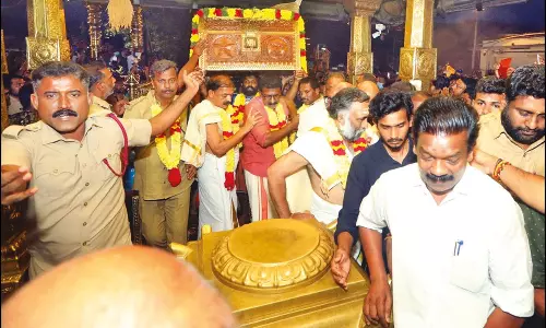 சபரிமலையில் இன்று சரணகோஷம் முழங்க மண்டல பூஜை வழிபாடு