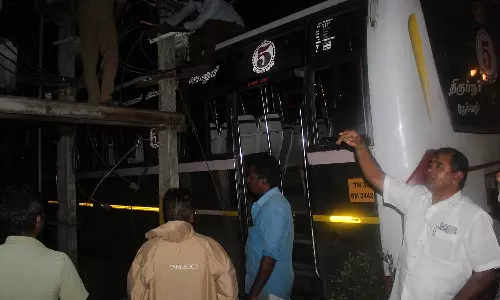 டிரான்ஸ்பார்மரின் பக்கவாட்டில் மோதிய  தனியார் பஸ்