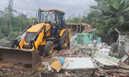 நீர்வழி ஆக்கிரமிப்பில் இருந்த 86 வீடுகள் இடித்து அகற்றம்