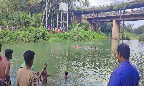 திருவட்டார் அருகே ஆற்றில் குளிக்கச் சென்ற முதியவர் வெள்ளத்தில் சிக்கினார்