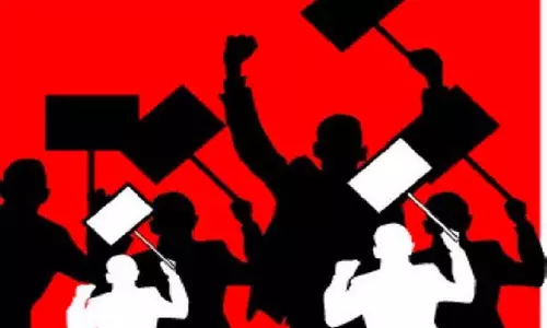 திருவண்ணாமலை கலெக்டர் அலுவலகம் முன்பு விவசாயி குடும்பத்தினர் தர்ணா