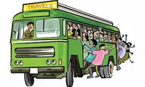 பஸ்களின் ஏணியில் ஏறி மாணவர்கள் ஆபத்தான பயணம்