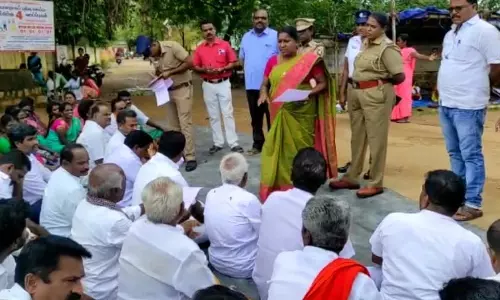 ஆலங்குடி வட்டாட்சியர் அலுவலகத்தில் ஆக்கிரமிப்புகளை அகற்றாததை  கண்டித்து போராட்டம்