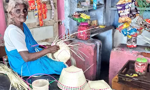 உடன்குடி பகுதியில் பனை ஓலை பெட்டிக்கு மவுசு அதிகரிப்பு