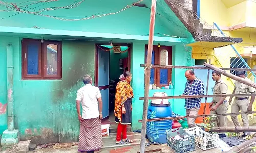 இளம்பெண் வீட்டின் மீது பெட்ரோல் குண்டு வீச்சு- போதை வாலிபர்கள் 2 பேர் கைது