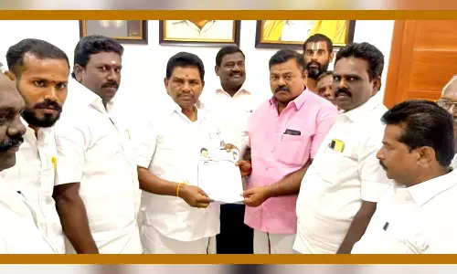 ஆழ்வார்திருநகரியில் புதிய பாலம் கட்ட வேண்டும்- அமைச்சர் அனிதாராதாகிருஷ்ணனிடம் தி.மு.க. நிர்வாகிகள் கோரிக்கை மனு