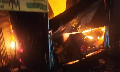 பல சரக்கு கடையில் தீ விபத்து