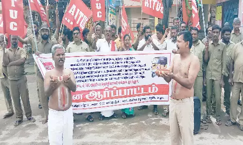 ஆட்டோ தொழிலாளர்கள் கையில் திருவோடு ஏந்தி நூதன போராட்டம்